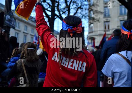 Diverse migliaia di membri della diaspora armena in Francia si sono riuniti davanti all'Assemblea Nazionale per chiedere al governo francese di assumere una posizione ufficiale nella guerra nel Nagorno-Karabakh tra Armenia e Azerbaigian. Parigi, Francia il 13 ottobre 2020. Foto di Karim Ait Adjedjou/Avenir Pictures/ABACAPRESS.COM Foto Stock