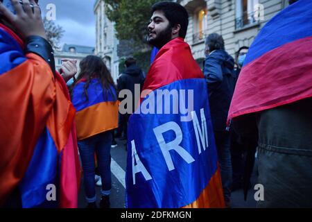 Diverse migliaia di membri della diaspora armena in Francia si sono riuniti davanti all'Assemblea Nazionale per chiedere al governo francese di assumere una posizione ufficiale nella guerra nel Nagorno-Karabakh tra Armenia e Azerbaigian. Parigi, Francia il 13 ottobre 2020. Foto di Karim Ait Adjedjou/Avenir Pictures/ABACAPRESS.COM Foto Stock