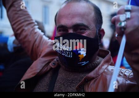 Diverse migliaia di membri della diaspora armena in Francia si sono riuniti davanti all'Assemblea Nazionale per chiedere al governo francese di assumere una posizione ufficiale nella guerra nel Nagorno-Karabakh tra Armenia e Azerbaigian. Parigi, Francia il 13 ottobre 2020. Foto di Karim Ait Adjedjou/Avenir Pictures/ABACAPRESS.COM Foto Stock