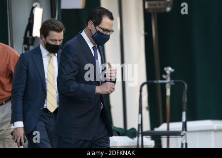 Il Segretario del Tesoro degli Stati Uniti Steven T. Mnuchin cammina per parlare con i media alla Casa Bianca. Washington, DC, USA, 14 ottobre 2020. Foto di Chris Kleponis/piscina/ABACAPRESS.COM Foto Stock