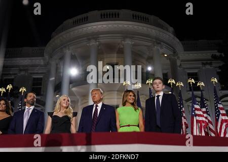 File photo datato 27 agosto 2020 di Donald Trump, Jr., Tiffany Trump, Donald Trump, Melania Trump, Barron Trump. Il presidente degli Stati Uniti Donald Trump accetta formalmente la nomina presidenziale repubblicana del 2020 durante il suo discorso alla Convention nazionale repubblicana dal South Lawn alla Casa Bianca. Washington, DC, Stati Uniti. Melania Trump ha rivelato mercoledì che Barron, suo figlio di 14 anni con il presidente, aveva a un certo punto dimostrato di essere positivo per il coronavirus, ma ha poi dimostrato di essere negativo. Foto di Erin Scott/Pool/ABACAPRESS.COM Foto Stock