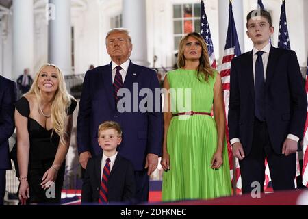 File photo datato 27 agosto 2020 di Tiffany Trump, Donald Trump, Melania Trump, Barron Trump. Il presidente degli Stati Uniti Donald Trump accetta formalmente la nomina presidenziale repubblicana del 2020 durante il suo discorso alla Convention nazionale repubblicana dal South Lawn alla Casa Bianca a Washington, DC, USA. Melania Trump ha rivelato mercoledì che Barron, suo figlio di 14 anni con il presidente, aveva a un certo punto dimostrato di essere positivo per il coronavirus, ma ha poi dimostrato di essere negativo. Foto di Erin Scott/Pool/ABACAPRESS.COM Foto Stock