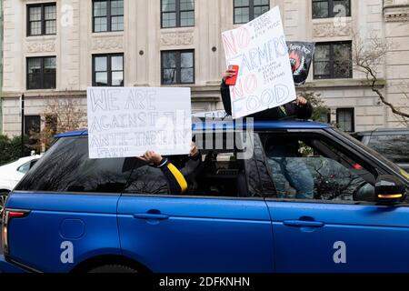 New York, New York, Stati Uniti. 5 dicembre 2020. I dimostranti protestano sulla Fifth Avenue a New York, New York. La scorsa settimana, circa 250,000,000 agricoltori indiani hanno protestato contro il primo ministro indiano Narendra modi per aver superato tre leggi secondo cui gli agricoltori affermano che le aziende non daranno loro prezzi minimi stabiliti dal governo. Gli agricoltori stanno agendo per abrogare le leggi. Credit: Brian Branch Price/ZUMA Wire/Alamy Live News Foto Stock