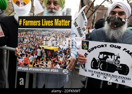 New York, New York, Stati Uniti. 5 dicembre 2020. I dimostranti protestano sulla Fifth Avenue a New York, New York. La scorsa settimana, circa 250,000,000 agricoltori indiani hanno protestato contro il primo ministro indiano Narendra modi per aver superato tre leggi secondo cui gli agricoltori affermano che le aziende non daranno loro prezzi minimi stabiliti dal governo. Gli agricoltori stanno agendo per abrogare le leggi. Credit: Brian Branch Price/ZUMA Wire/Alamy Live News Foto Stock