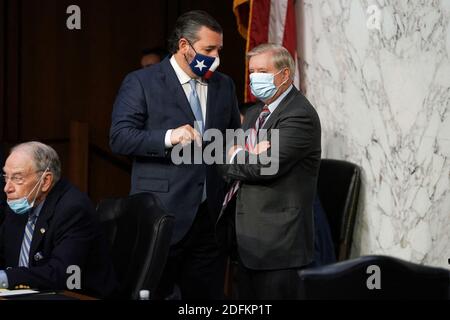 Il Sen. Ted Cruz (R-Texas) ha parlato al Presidente del Comitato giudiziario del Senato Lindsey Graham (R-S.C.) durante una riunione aziendale del Comitato giudiziario del Senato prima del quarto giorno per l’audizione di conferma del candidato alla Corte Suprema del Presidente Donald Trump, il giudice Amy Coney Barrett, giovedì 15 ottobre 2020. Foto di Greg Nash/piscina/ABACAPRESS.COM Foto Stock