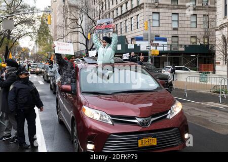 New York, New York, Stati Uniti. 5 dicembre 2020. I dimostranti protestano sulla Fifth Avenue a New York, New York. La scorsa settimana, circa 250,000,000 agricoltori indiani hanno protestato contro il primo ministro indiano Narendra modi per aver superato tre leggi secondo cui gli agricoltori affermano che le aziende non daranno loro prezzi minimi stabiliti dal governo. Gli agricoltori stanno agendo per abrogare le leggi. Credit: Brian Branch Price/ZUMA Wire/Alamy Live News Foto Stock