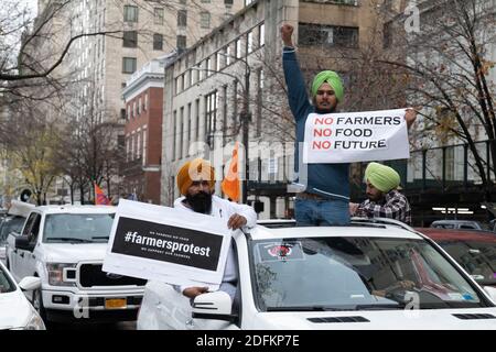 New York, New York, Stati Uniti. 5 dicembre 2020. I dimostranti protestano sulla Fifth Avenue a New York, New York. La scorsa settimana, circa 250,000,000 agricoltori indiani hanno protestato contro il primo ministro indiano Narendra modi per aver superato tre leggi secondo cui gli agricoltori affermano che le aziende non daranno loro prezzi minimi stabiliti dal governo. Gli agricoltori stanno agendo per abrogare le leggi. Credit: Brian Branch Price/ZUMA Wire/Alamy Live News Foto Stock