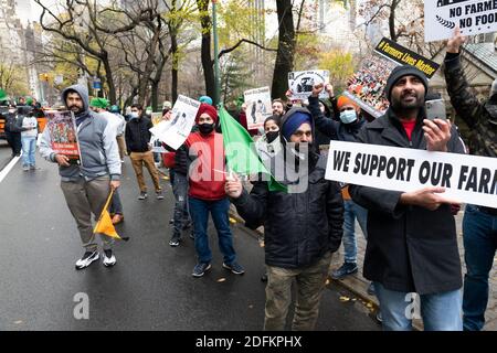 New York, New York, Stati Uniti. 5 dicembre 2020. I dimostranti protestano sulla Fifth Avenue a New York, New York. La scorsa settimana, circa 250,000,000 agricoltori indiani hanno protestato contro il primo ministro indiano Narendra modi per aver superato tre leggi secondo cui gli agricoltori affermano che le aziende non daranno loro prezzi minimi stabiliti dal governo. Gli agricoltori stanno agendo per abrogare le leggi. Credit: Brian Branch Price/ZUMA Wire/Alamy Live News Foto Stock