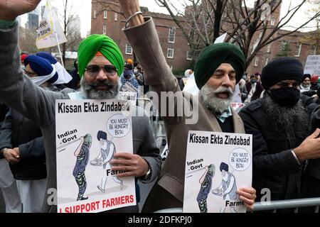 New York, New York, Stati Uniti. 5 dicembre 2020. I dimostranti protestano sulla Fifth Avenue a New York, New York. La scorsa settimana, circa 250,000,000 agricoltori indiani hanno protestato contro il primo ministro indiano Narendra modi per aver superato tre leggi secondo cui gli agricoltori affermano che le aziende non daranno loro prezzi minimi stabiliti dal governo. Gli agricoltori stanno agendo per abrogare le leggi. Credit: Brian Branch Price/ZUMA Wire/Alamy Live News Foto Stock