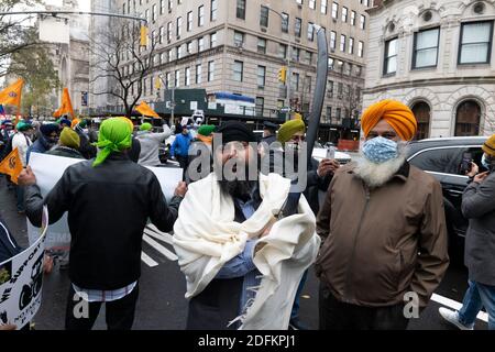 New York, New York, Stati Uniti. 5 dicembre 2020. I dimostranti protestano sulla Fifth Avenue a New York, New York. La scorsa settimana, circa 250,000,000 agricoltori indiani hanno protestato contro il primo ministro indiano Narendra modi per aver superato tre leggi secondo cui gli agricoltori affermano che le aziende non daranno loro prezzi minimi stabiliti dal governo. Gli agricoltori stanno agendo per abrogare le leggi. Credit: Brian Branch Price/ZUMA Wire/Alamy Live News Foto Stock