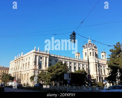 I musei gemelli, Vienna, Austria. 11 ottobre 2020 una coppia di edifici gemelli si trova di fronte a Maria-Theresien-Platz. Foto Stock