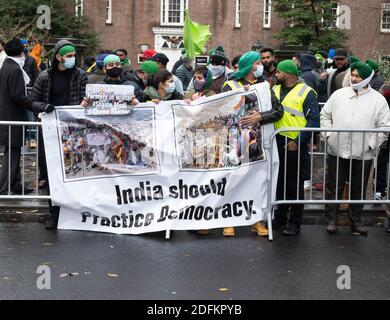 New York, New York, Stati Uniti. 5 dicembre 2020. I dimostranti protestano sulla Fifth Avenue a New York, New York. La scorsa settimana, circa 250,000,000 agricoltori indiani hanno protestato contro il primo ministro indiano Narendra modi per aver superato tre leggi secondo cui gli agricoltori affermano che le aziende non daranno loro prezzi minimi stabiliti dal governo. Gli agricoltori stanno agendo per abrogare le leggi. Credit: Brian Branch Price/ZUMA Wire/Alamy Live News Foto Stock