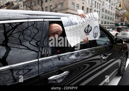 New York, New York, Stati Uniti. 5 dicembre 2020. I dimostranti protestano sulla Fifth Avenue a New York, New York. La scorsa settimana, circa 250,000,000 agricoltori indiani hanno protestato contro il primo ministro indiano Narendra modi per aver superato tre leggi secondo cui gli agricoltori affermano che le aziende non daranno loro prezzi minimi stabiliti dal governo. Gli agricoltori stanno agendo per abrogare le leggi. Credit: Brian Branch Price/ZUMA Wire/Alamy Live News Foto Stock