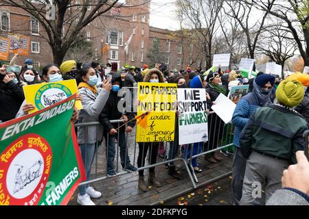 New York, New York, Stati Uniti. 5 dicembre 2020. I dimostranti protestano sulla Fifth Avenue a New York, New York. La scorsa settimana, circa 250,000,000 agricoltori indiani hanno protestato contro il primo ministro indiano Narendra modi per aver superato tre leggi secondo cui gli agricoltori affermano che le aziende non daranno loro prezzi minimi stabiliti dal governo. Gli agricoltori stanno agendo per abrogare le leggi. Credit: Brian Branch Price/ZUMA Wire/Alamy Live News Foto Stock