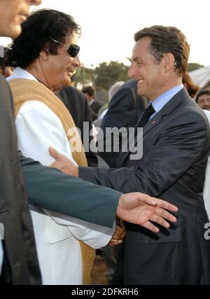 File foto datata 25 luglio 2007 del presidente della Libia il colonnello Moammar Abu Minyar Gadhafi accoglie il presidente francese Nicolas Sarkozy presso il palazzo 'Bab Azizia', a Tripoli, Libia, il 25 luglio. I pubblici ministeri francesi hanno messo l'ex presidente Nicolas Sarkozy sotto indagine formale per 'associazione criminale' venerdì in relazione alle accuse che egli ha accettato il finanziamento della campagna da parte dell'ex forte libico Muammar Gheddafi. I pubblici ministeri stanno indagando sulle accuse secondo cui l'ex leader libico Muammar Gheddafi ha concesso segretamente a Sarkozy 50 milioni di euro per la sua campagna presidenziale inaugurale nel 2007. Le accuse wer Foto Stock