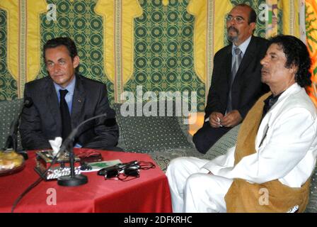 File photo datato 25 2007 luglio del presidente della Libia il colonnello Moammar Abu Minyar Gadhafi accoglie il presidente francese Nicolas Sarkozy al Palazzo 'Bab Azizia', a Tripoli, Libia. I pubblici ministeri francesi hanno messo l'ex presidente Nicolas Sarkozy sotto indagine formale per 'associazione criminale' venerdì in relazione alle accuse che egli ha accettato il finanziamento della campagna da parte dell'ex forte libico Muammar Gheddafi. I pubblici ministeri stanno indagando sulle accuse secondo cui l'ex leader libico Muammar Gheddafi ha concesso segretamente a Sarkozy 50 milioni di euro per la sua campagna presidenziale inaugurale nel 2007. Le accuse sono state fatte per la prima volta Foto Stock