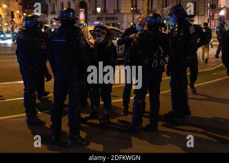 Le persone che non rispettano il coprifuoco sono sotto il controllo della polizia. La città di Parigi è soggetta a un coprifuoco alle 21:00 con decisione del governo di cercare di fermare l'epidemia di coronavirus. Parigi, Francia, 17 ottobre 2020. Circa 20 milioni di francesi hanno trascorso la prima sera sotto il coprifuoco sabato, mentre il ministero della salute ha riferito più di 32,000 nuovi casi confermati di Covid-19, il più alto numero di giorni dall'inizio della pandemia. Il coprifuoco dalle 21:00 alle 6:00 è entrato in vigore nella regione di Parigi e in altre otto grandi città, interessando quasi un terzo della popolazione del paese. Foto di Florent Ba Foto Stock