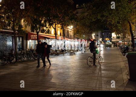 Le persone tornano dai bar prima del coprifuoco. La città di Parigi è soggetta a un coprifuoco alle 21:00 con decisione del governo di cercare di fermare l'epidemia di coronavirus. Parigi, Francia, 17 ottobre 2020. Circa 20 milioni di francesi hanno trascorso la prima sera sotto il coprifuoco sabato, mentre il ministero della salute ha riferito più di 32,000 nuovi casi confermati di Covid-19, il più alto numero di giorni dall'inizio della pandemia. Il coprifuoco dalle 21:00 alle 6:00 è entrato in vigore nella regione di Parigi e in altre otto grandi città, interessando quasi un terzo della popolazione del paese. Foto di Florent Bardos/ABACAPRESS.COM Foto Stock