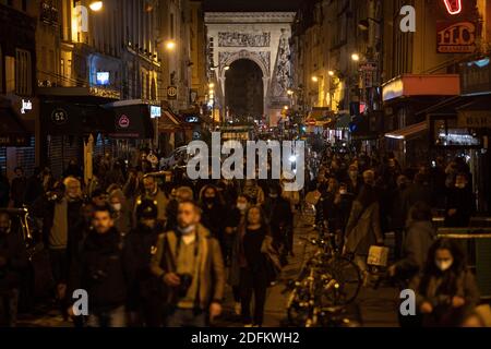 La gente protesta contro il coprifuoco. La città di Parigi è soggetta a un coprifuoco alle 21:00 con decisione del governo di cercare di fermare l'epidemia di coronavirus. Parigi, Francia, 17 ottobre 2020. Circa 20 milioni di francesi hanno trascorso la prima sera sotto il coprifuoco sabato, mentre il ministero della salute ha riferito più di 32,000 nuovi casi confermati di Covid-19, il più alto numero di giorni dall'inizio della pandemia. Il coprifuoco dalle 21:00 alle 6:00 è entrato in vigore nella regione di Parigi e in altre otto grandi città, interessando quasi un terzo della popolazione del paese. Foto di Florent Bardos/ABACAPRESS.COM Foto Stock