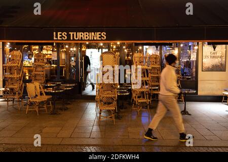 Un ristorante chiude alcuni minuti prima delle 21:00. La città di Parigi è soggetta a un coprifuoco alle 21:00 con decisione del governo di cercare di fermare l'epidemia di coronavirus. Parigi, Francia, 17 ottobre 2020. Circa 20 milioni di francesi hanno trascorso la prima sera sotto il coprifuoco sabato, mentre il ministero della salute ha riferito più di 32,000 nuovi casi confermati di Covid-19, il più alto numero di giorni dall'inizio della pandemia. Il coprifuoco dalle 21:00 alle 6:00 è entrato in vigore nella regione di Parigi e in altre otto grandi città, interessando quasi un terzo della popolazione del paese. Foto di Florent Bardos/ABACAPRESS.COM Foto Stock