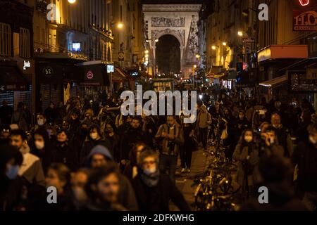 La gente protesta contro il coprifuoco. La città di Parigi è soggetta a un coprifuoco alle 21:00 con decisione del governo di cercare di fermare l'epidemia di coronavirus. Parigi, Francia, 17 ottobre 2020. Circa 20 milioni di francesi hanno trascorso la prima sera sotto il coprifuoco sabato, mentre il ministero della salute ha riferito più di 32,000 nuovi casi confermati di Covid-19, il più alto numero di giorni dall'inizio della pandemia. Il coprifuoco dalle 21:00 alle 6:00 è entrato in vigore nella regione di Parigi e in altre otto grandi città, interessando quasi un terzo della popolazione del paese. Foto di Florent Bardos/ABACAPRESS.COM Foto Stock