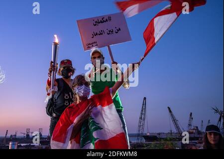 I libanesi dimostrano di celebrare il primo anniversario della « rivoluzione del 17 ottobre » a Beirut, in Libano, il 17 ottobre 2020. Foto di Ammar Abd Rabbo/ABACAPRESS.COM Foto Stock