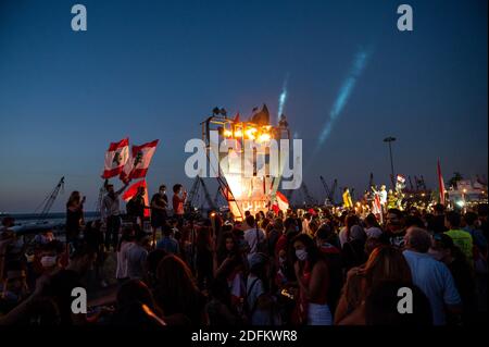 I libanesi dimostrano di celebrare il primo anniversario della « rivoluzione del 17 ottobre » a Beirut, in Libano, il 17 ottobre 2020. Foto di Ammar Abd Rabbo/ABACAPRESS.COM Foto Stock