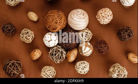 Ornamenti luccicanti naturali, marroni e dorati. Concetto di Christmass con spazio di copia per il testo Foto Stock