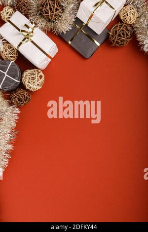 Ornamenti luccicanti naturali, marroni e dorati. Concetto di Christmass con spazio di copia per il testo Foto Stock