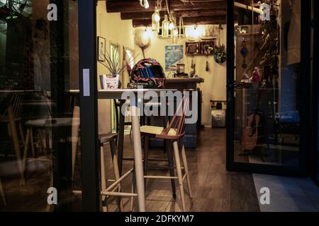 Dobrota, Montenegro, 21 settembre 2019: Interno della caffetteria locale Foto Stock