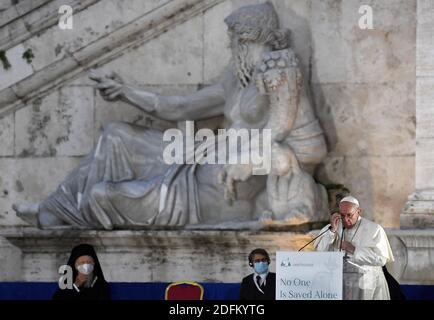 Papa Francesco e i leader religiosi delle maggiori religioni mondiali, partecipano a un'iniziativa internazionale di preghiera per la pace dal titolo "Nessuno è salvato da solo - Pace e Fraternità", che si terrà il 20 ottobre 2020 a Roma, Italia. Foto di Eric Vandeville/ABACAPRESS.COM Foto Stock