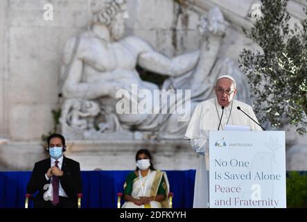 Papa Francesco e i leader religiosi delle maggiori religioni mondiali, partecipano a un’iniziativa internazionale di preghiera per la pace dal titolo âÂ€Â˜Nessuno è salvato da solo - Pace e FraternityâÂ€Â™ al Campidoglio il 20 ottobre 2020 a Roma, Italia. Foto di ABACAPRESS.COM Foto Stock