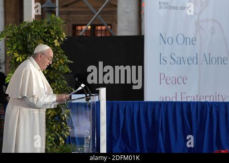 Papa Francesco e i leader religiosi delle maggiori religioni mondiali, partecipano a un’iniziativa internazionale di preghiera per la pace dal titolo ‘Nessuno è salvato da solo - Pace e Fraternità’ sul Campidoglio il 20 ottobre 2020 a Roma, Italia. Foto di ABACAPRESS.COM Foto Stock