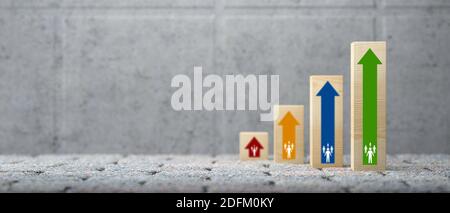 cubi con altezza crescente come in un grafico e le persone simboli davanti a sfondo in legno - illustrazione 3d Foto Stock