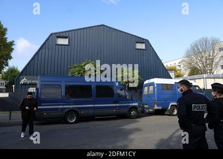 Gli ufficiali di polizia francesi si levano in piedi fuori lato la Grande Moschea di Pantin, Francia il 23 ottobre 2020. Le autorità francesi hanno ordinato la chiusura temporanea per 6 mesi in virtù di un atto terroristico del 21 ottobre 2020 a Pantin, Francia. La chiusura fa parte di un crackdown in Francia su coloro che incitano l'odio, dopo che la moschea ha condiviso un video sulla sua pagina Facebook che ha ventilato l'odio contro l'insegnante di storia Samuel Paty che è stato decapitato dopo aver mostrato le sue caricature di classe del profeta Maometto. Foto di Alfred Yaghobzadeh/ABACAPRESS.COM Foto Stock