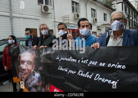 Gli algerini partecipano ad un raduno settimanale per chiedere il rilascio del giornalista Khaled DRANENI nella capitale Algeri, Algeria, il 26 ottobre 2020. Foto di Louiza Ammi/ABACAPRESS.COM Foto Stock