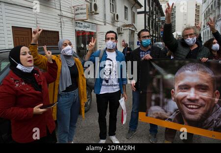 Gli algerini partecipano ad un raduno settimanale per chiedere il rilascio del giornalista Khaled DRANENI nella capitale Algeri, Algeria, il 26 ottobre 2020. Foto di Louiza Ammi/ABACAPRESS.COM Foto Stock