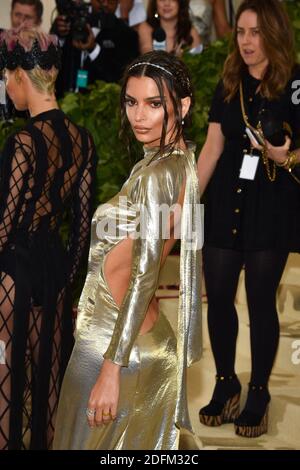 File photo datato 7 maggio 2018 di Emily Ratajkowski che partecipa al Costume Institute benefit al Metropolitan Museum of Art per celebrare l'apertura dei corpi celesti: La moda e l'immaginazione cattolica. Il Metropolitan Museum of Art, New York City, NY, USA. Modello Emily Ratajkowski ha annunciato la sua gravidanza con un saggio personale che esplora le domande del genere e dell'identità del suo bambino non ancora nato. L'articolo, pubblicato online da Vogue il Lunedi, è accompagnato da un cortometraggio diretto da Lena Dunham. "Ho sognato di te per la prima volta l'altra notte", ha detto Ratajkowski nel video. "Siamo W. Foto Stock