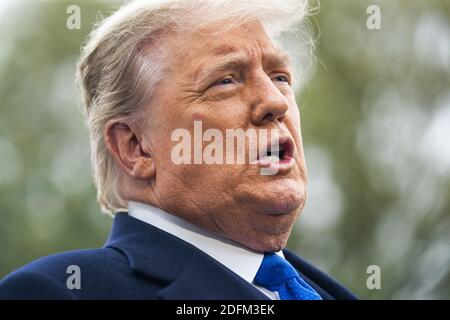 Il presidente DEGLI STATI UNITI Donald J. Trump parla ai media mentre lascia la Casa Bianca per la sua ultima settimana di campagna elettorale a Washington, DC, USA, il 27 ottobre 2020. Foto di Jim lo Scalzo/piscina/ABACAPRESS.COM Foto Stock