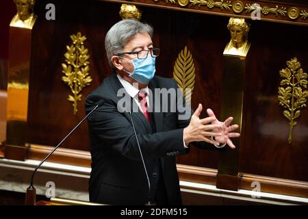 Il deputato francese Jean-Luc Melenchon parla durante il dibattito mentre i parlamentari si preparano a votare sulle misure adottate per frenare la diffusione del romanzo coronavirus covid-19, al Palais Bourbon di Parigi il 29 ottobre 2020. Il presidente Emmanuel Macron ha annunciato mercoledì un nuovo blocco del coronavirus fino almeno al 1° dicembre, sperando di tenere sotto controllo un focolaio destinato a sopraffare gli ospedali in pochi giorni. Ha ammesso che un coprifuoco per Parigi e altre grandi città imposte due settimane fa non era riuscito a fermare una seconda ondata di casi che ha mandato il numero delle vittime in Francia a quasi 35,000. Foto di Rapha Foto Stock