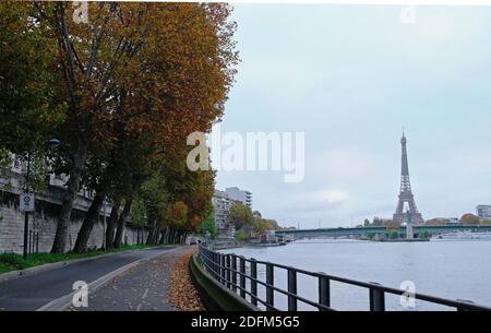 Una vista delle strade deserte intorno alla Torre Eiffel al mattino presto il 30 ottobre 2020 a Parigi, quando la Francia è entrata nel suo secondo blocco nazionale. A partire dalla mezzanotte, i 65 milioni di abitanti della Francia sono stati in gran parte confinati nelle loro case, avendo bisogno di dichiarazioni scritte per andarsene, nell'ultima drastica misura per frenare una malattia che ha infettato più di 44.5 milioni di persone in tutto il mondo e ha ucciso quasi 1.2 milioni di persone. Foto di JMP/ABACAPRESS.COM Foto Stock