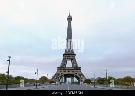 Una vista delle strade deserte intorno alla Torre Eiffel al mattino presto il 30 ottobre 2020 a Parigi, quando la Francia è entrata nel suo secondo blocco nazionale. A partire dalla mezzanotte, i 65 milioni di abitanti della Francia sono stati in gran parte confinati nelle loro case, avendo bisogno di dichiarazioni scritte per andarsene, nell'ultima drastica misura per frenare una malattia che ha infettato più di 44.5 milioni di persone in tutto il mondo e ha ucciso quasi 1.2 milioni di persone. Foto di JMP/ABACAPRESS.COM Foto Stock