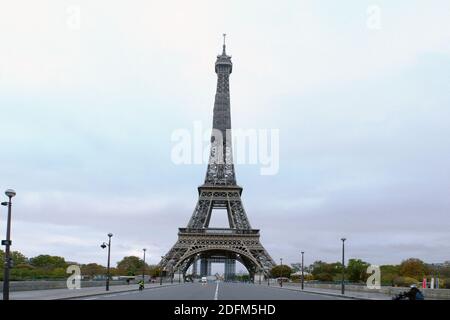 Una vista delle strade deserte intorno alla Torre Eiffel al mattino presto il 30 ottobre 2020 a Parigi, quando la Francia è entrata nel suo secondo blocco nazionale. A partire dalla mezzanotte, i 65 milioni di abitanti della Francia sono stati in gran parte confinati nelle loro case, avendo bisogno di dichiarazioni scritte per andarsene, nell'ultima drastica misura per frenare una malattia che ha infettato più di 44.5 milioni di persone in tutto il mondo e ha ucciso quasi 1.2 milioni di persone. Foto di JMP/ABACAPRESS.COM Foto Stock