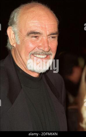 File photo datato 1 dicembre 2000 di Sean Connery alla prima di Finding Forrester a Los Angeles, CA, USA, l'attore scozzese era meglio conosciuto per la sua rappresentazione di James Bond, essere il primo a portare il ruolo sul grande schermo e apparire in sette dei thriller spia. Sir Sean morì pacificamente nel sonno nelle Bahamas, essendo stato 'malato per un po' di tempo', ha detto suo figlio. Foto di Lionel Hahn/ABACAPRESS.COM Foto Stock