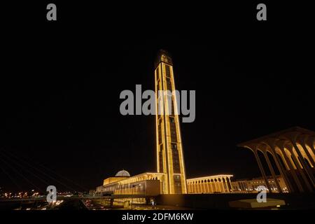 Una vista notturna dall'esterno della Grande Moschea il 31 ottobre 2020 ad Algeri, Algeria. Djamaa el Djazair, conosciuta anche come la Grande Moschea di Algeri, ospita il minareto più alto del mondo ed è la terza moschea più grande del mondo dopo la Grande Moschea di Mecca e al-Masjid an-Nabawi di Medina in Arabia Saudita. Foto di Louiza Ammi/ABACAPRESS.COM Foto Stock