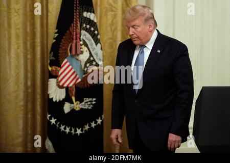 File photo - il presidente degli Stati Uniti Donald Trump attende di presentare la Medaglia presidenziale della libertà al generale Jack Keane alla Casa Bianca al suo ritorno a Washington il 10 marzo 2020. Donald Trump ha confidato privatamente che teme di dover affrontare più procedimenti giudiziari se dovesse perdere le elezioni presidenziali. Il presidente degli Stati Uniti ha detto agli aiuti che si aspetta che le possibilità di accuse penali contro di lui aumentino drasticamente se perde a Joe Biden il 3 novembre. Secondo il New York Times, Trump è preoccupato per un’indagine in corso sulle sue finanze da parte del procuratore distrettuale di Manhattan Cy Foto Stock