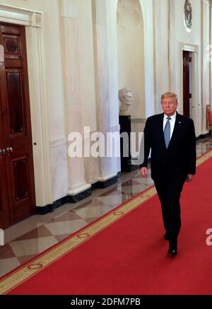 File photo - il presidente degli Stati Uniti Donald Trump arriva a presentare il generale Jack Keane la medaglia presidenziale della libertà alla Casa Bianca al suo ritorno a Washington il 10 marzo 2020. Donald Trump ha confidato privatamente che teme di dover affrontare più procedimenti giudiziari se dovesse perdere le elezioni presidenziali. Il presidente degli Stati Uniti ha detto agli aiuti che si aspetta che le possibilità di accuse penali contro di lui aumentino drasticamente se perde a Joe Biden il 3 novembre. Secondo il New York Times, Trump è preoccupato per un’indagine in corso sulle sue finanze da parte del procuratore distrettuale di Manhattan Cyr Foto Stock