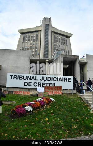 Azione di sostegno alla "libertà per Adriana" fuori dal tribunale di Creteil a favore di Adriana Sampaio condannata per aver ucciso il coniuge per difendere la figlia, a Creteil, vicino a Parigi, Francia, il 03 novembre 2020. Foto di Karim Ait Adjedjou/Avenir Pictures/ABACAPRESS.COM Foto Stock