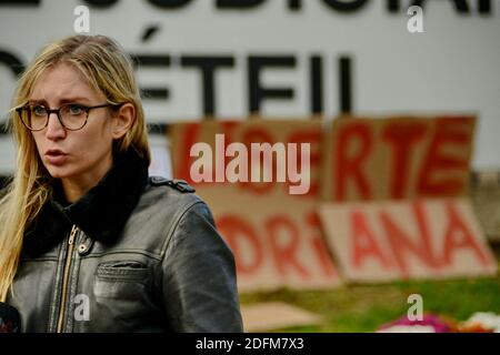 Azione di sostegno alla "libertà per Adriana" fuori dal tribunale di Creteil a favore di Adriana Sampaio condannata per aver ucciso il coniuge per difendere la figlia, a Creteil, vicino a Parigi, Francia, il 03 novembre 2020. Foto di Karim Ait Adjedjou/Avenir Pictures/ABACAPRESS.COM Foto Stock