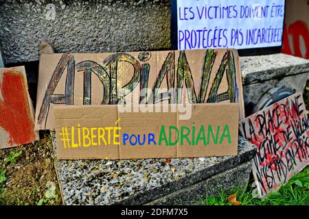 Azione di sostegno alla "libertà per Adriana" fuori dal tribunale di Creteil a favore di Adriana Sampaio condannata per aver ucciso il coniuge per difendere la figlia, a Creteil, vicino a Parigi, Francia, il 03 novembre 2020. Foto di Karim Ait Adjedjou/Avenir Pictures/ABACAPRESS.COM Foto Stock